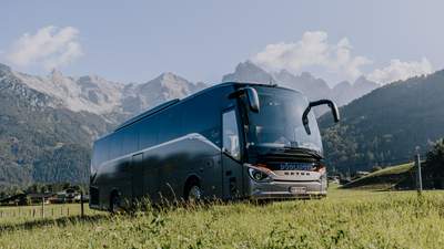 Bus vor der Kulisse der Loferer Steinberge