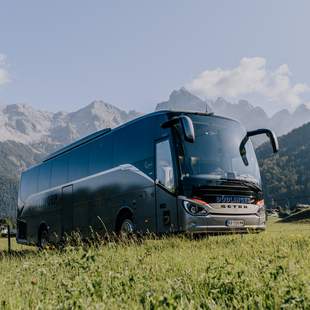 Bus vor der Kulisse der Loferer Steinberge