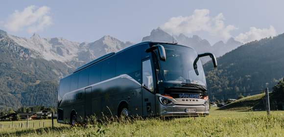 Bus vor der Kulisse der Loferer Steinberge