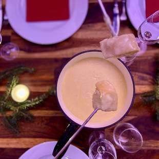 Uriger Fondue-Abend fürs ganze Team Uriger Fondue-Abend fürs ganze Team