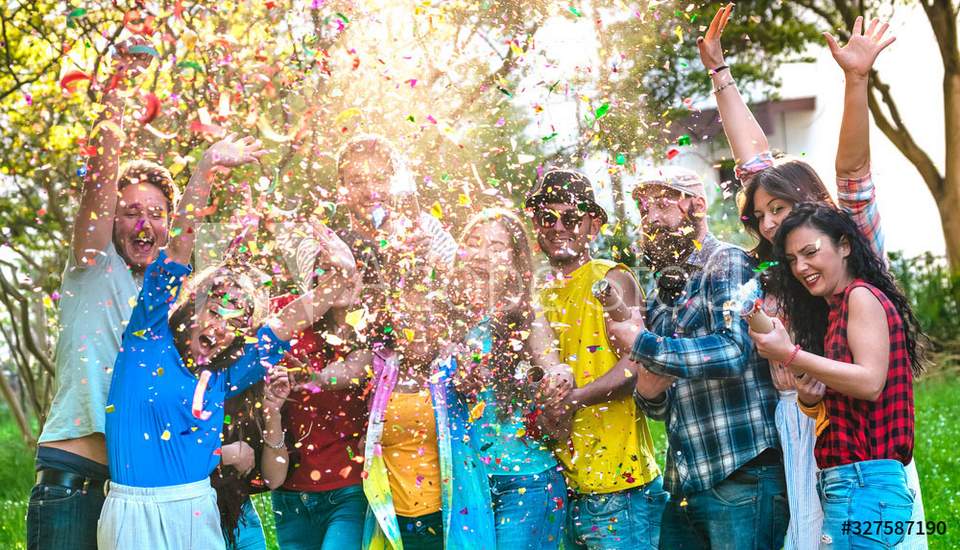 Siegerehrung bei der Stadtrallye Menschenn lassen die Sektkorken knallen
