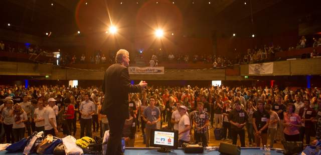 Jonglieren mit mehreren hundert Teilnehmern Führung wirkt. Keine Führung auch.