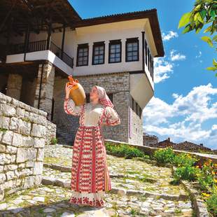 Ein albanisches Mädchen in Tracht Albania Unlocked: Team Edition