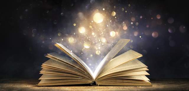 Magische Reise Aufgeschlagenes Buch mit magischem Staub