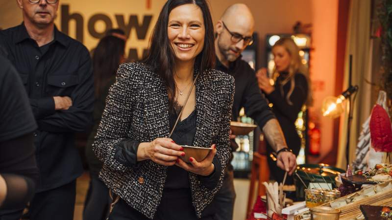 Frau freut sich über Catering in der Showdown Lounge