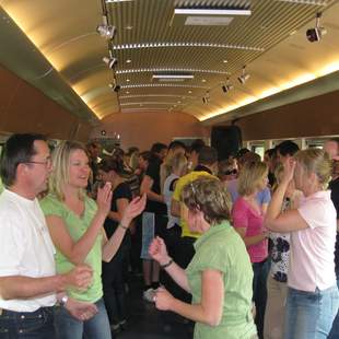 Gute Stimmung im Gesellschaftswagen Chartern Sie Ihren Event-Sonderzug