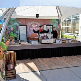 Schokoladen-Manufaktur mit Zelt Los geht´s