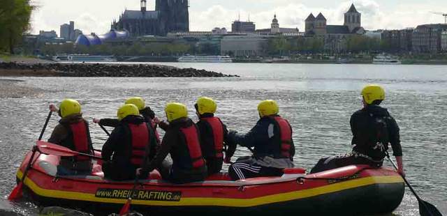 Schlauchboot Tour auf dem Rhein - Köln Schlauchboot Tour auf dem Rhein - Köln