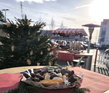 Pop-up Weihnachtsmarkt - süße Leckereien Neben Ständen und Event-Trailer darf auch Equipment nicht fehlen