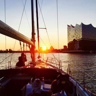 Sundowner vor der Elbphilharmonie #hamburg #elbe #segeln #coaching #teamevent #teambuilding #teamentwicklung #teamboosting
