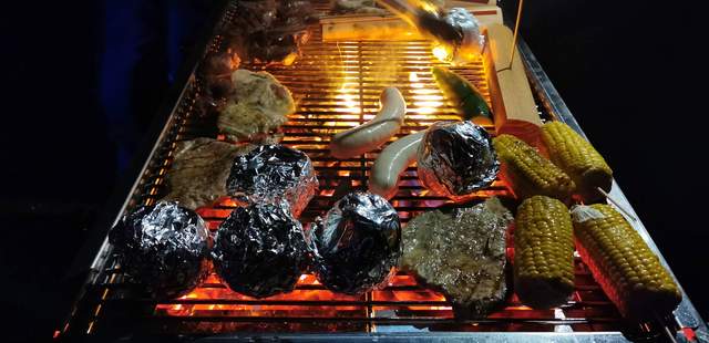 Winter Grillen als Teamevent Ein Grill auf dem Grillgut liegt