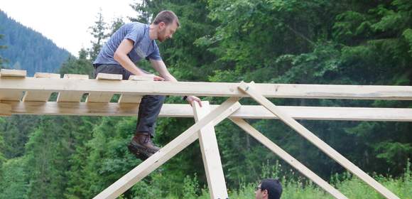 Bau einer Holzbrücke