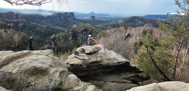 Auf dem Gipfel angekommen Hoch hinaus – Aktiv Teamevent Klettersteig