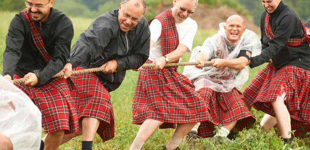 Highland Games Teambildung im Schottenrock