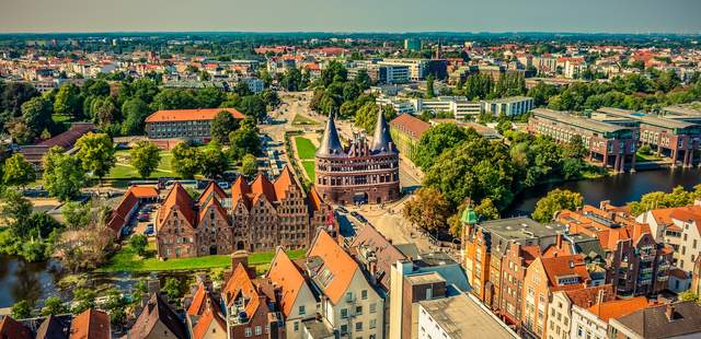 Ansicht auf die Hansestadt Lübeck Lübecker Stadtspiel & Altstadtträume per Kanu