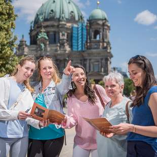 City Codes Teamevent Fünf Frauen vorm Fernsehturm spielen City Codes