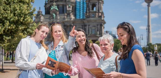 City Codes Teamevent Fünf Frauen vorm Fernsehturm spielen City Codes