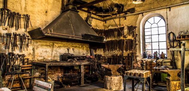 Zwischen Amboss und Ofen Zwischen Amboss und Ofen