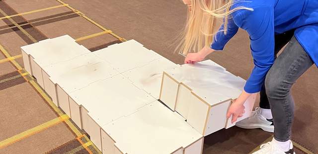 Bau einer Puzzle Bühne Sinnstiftende Bau-Aktion Puzzlebühne