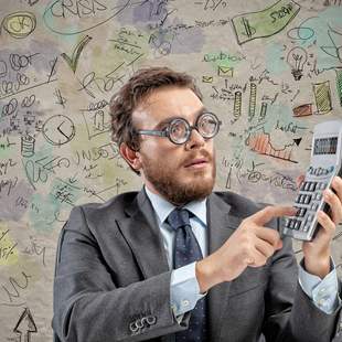 Margenbesteuerung auch in der Event-Branche Mann mit Brille und Taschenreechner errechnet die Margensteuer auf ein Firmenevent