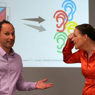 Kommunikations-Show Zwei Schauspielerinnen führen die Kommunikations-Show auf.