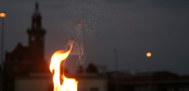 Fackeltour Dortmunder Hafen Fackelschein vor dem alten Hafenamt