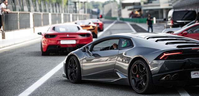 Puresport GT Autos Sportwagen auf dem Hockenheimring fahren