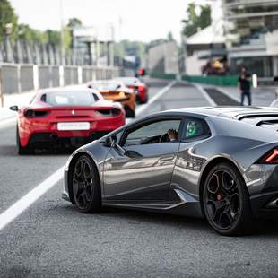 Puresport GT Autos Sportwagen auf dem Hockenheimring fahren