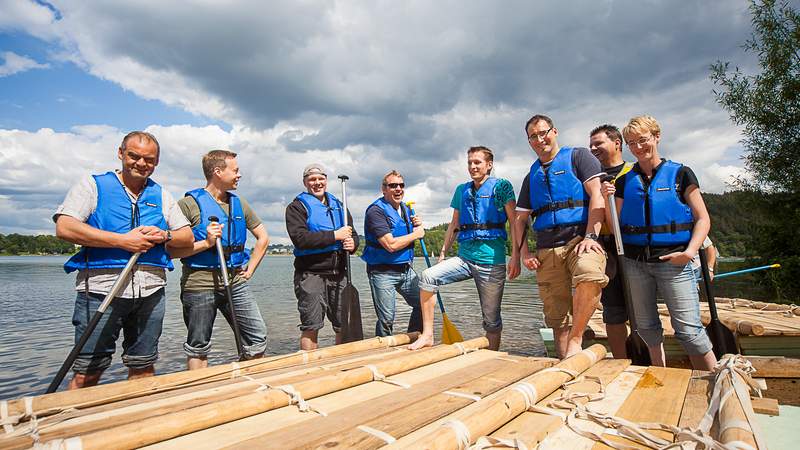 Floßbau als Betriebsausflug oder Teambuilding