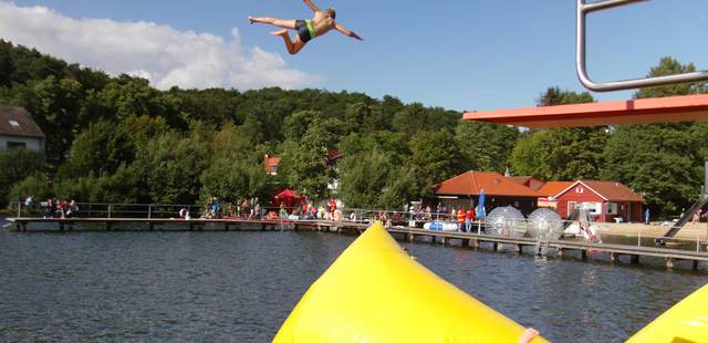 Blob Blobbing Wasserkatapult spektakulärer Flug in Schwerin Blob, Blobbing, Wasserkatapult in Schwerin