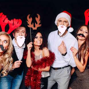 Weihnachtsfeier Menschen mit Verkleidung bei einer Weihnachtsfeier - lustig