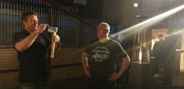 Urbanes Axtwerfen in der einzigen Axtwurfarena Deutschlands Axtwurfhalle Eventarena Betriebsausflug Eventgastronomie