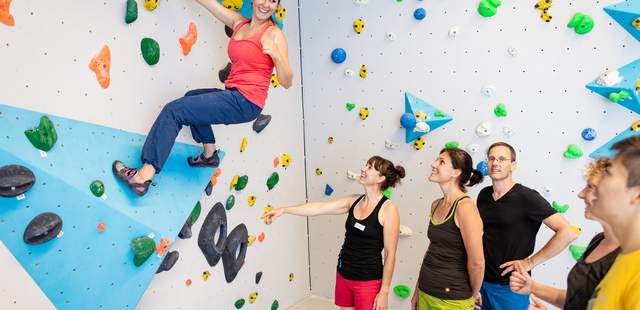 Boulderwelt Regensburg Zusammen stark: Teamevent in der Boulderhalle
