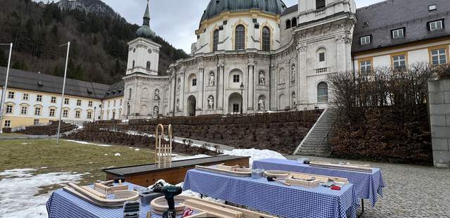 Schlittenbau im Klosterhof Winterliches Firmenevent inkl. Schlittenbau
