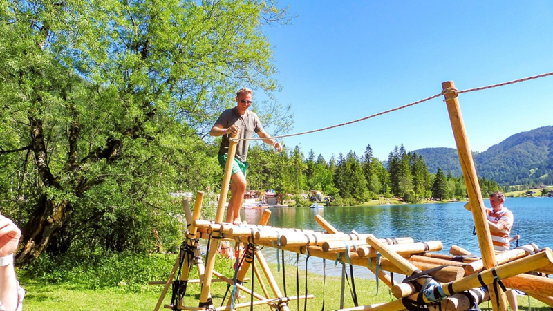 Team-Holzbrücke an malerischem See