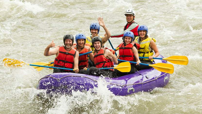 Wildwasser Rafting Rafting Tour Menschen mit Paddel in Schlauchboot