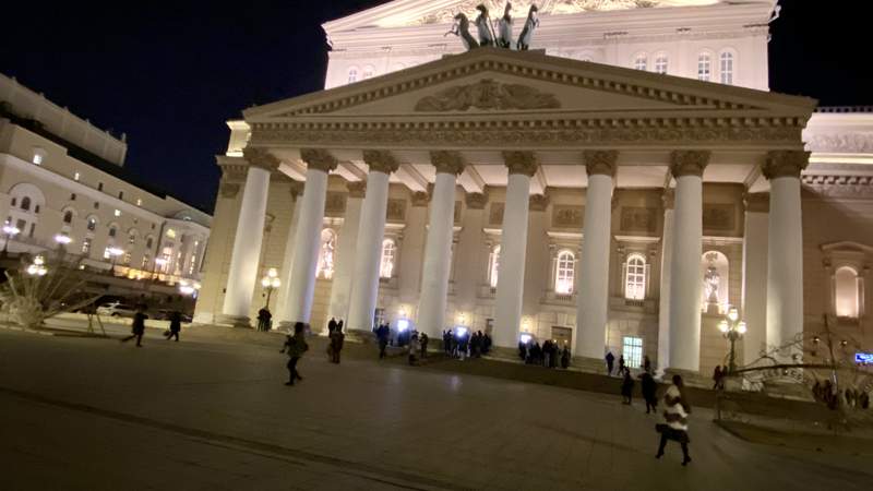 Eingang des Bolschoi-Theater am Abend