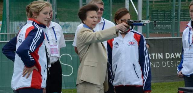 Kennen Sie die vornehme Lady? Mobiles LaserBiathlon-Equipment