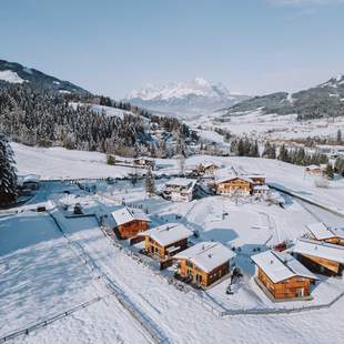 Winterlandschaft mit dem Hotel & Chalet Grosslehen und Bergkulisse