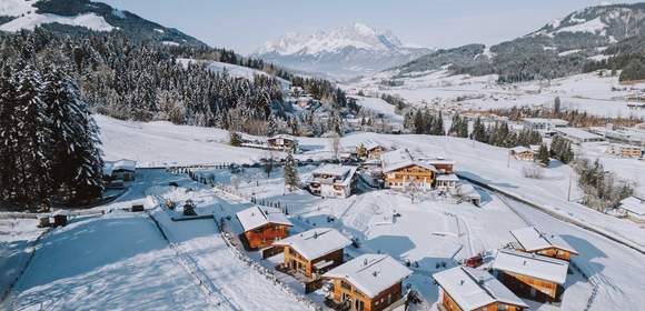 Winterlandschaft mit dem Hotel & Chalet Grosslehen und Bergkulisse