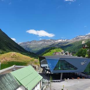 Aussenansicht Gurgl Carat Gurgl Carat - Dorfzentrum mit Kirche