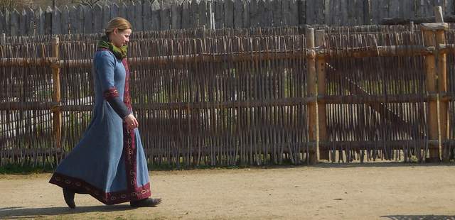 Reenacterin in frühmittelalterlicher Gewandung Kaiserin, Nonne, Magd