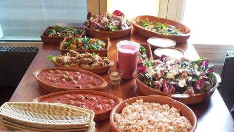 Kleines herzhaftes Snackbuffet Verschiedene Tonschalen mit Snacks