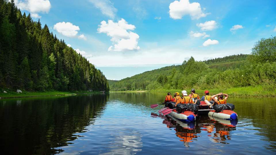 Rafting auf ruhigem Gewässe Menschen in einem Raft auf ruhigem Gewässe
