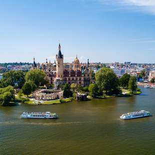 Schweriner Schloss mit Fahrgastschifffahrt Schweriner Schloss mit Fahrgastschifffahrt