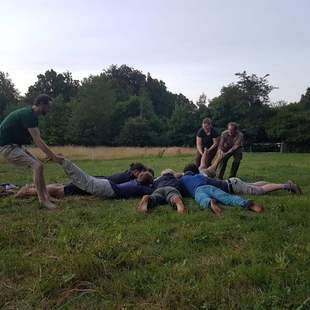 Outdoor Teamtraing Widnisschule Wurzelholz Teilnehmer der Wildnisschule Wurzelholz spielen