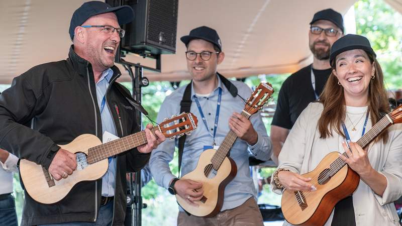 Teilnehmende an Akustikgitarre