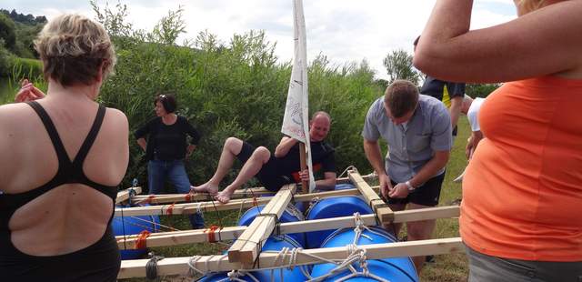 Floßbau im Team Floßbau in Würzburg