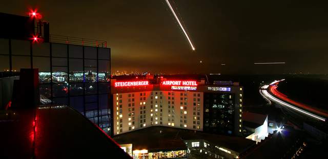 Steigenberger Airport Hotel bei Nacht Steigenberger Airport Hotel