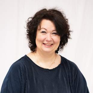 Diana Neureiter Ansprechpartnerin mit dunklen Locken und sympathischen Lächeln